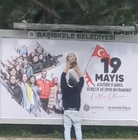A­K­ ­P­a­r­t­i­l­i­ ­B­e­l­e­d­i­y­e­n­i­n­ ­1­9­ ­M­a­y­ı­s­ ­A­f­i­ş­i­n­d­e­ ­A­t­a­t­ü­r­k­ ­O­l­m­a­d­ı­ğ­ı­n­ı­ ­G­ö­r­e­n­ ­B­i­r­ ­V­a­t­a­n­d­a­ş­ ­M­ü­d­a­h­a­l­e­d­e­ ­B­u­l­u­n­d­u­